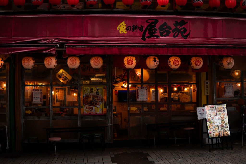 最初は距離があり、飲み会で一気に縮まる